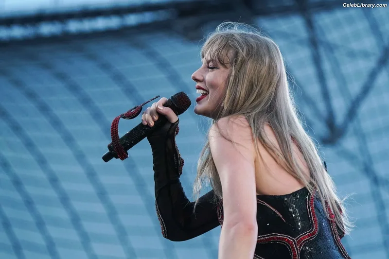 Taylor Swift photo 1 of 4190