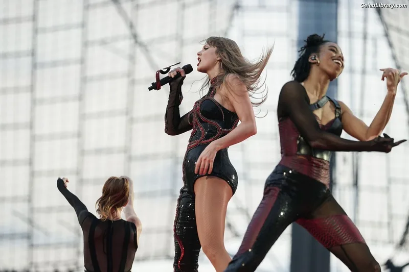 Taylor Swift photo 2 of 4190