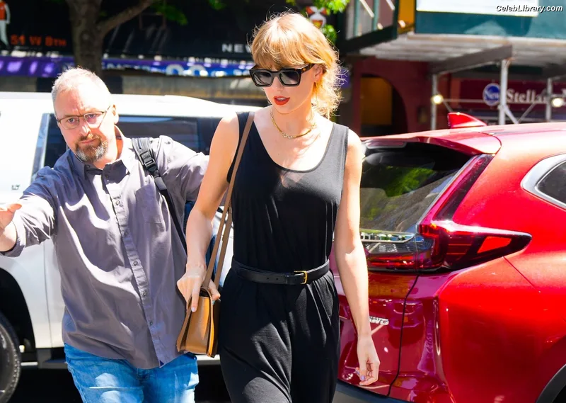 Taylor Swift photo 8 of 4190