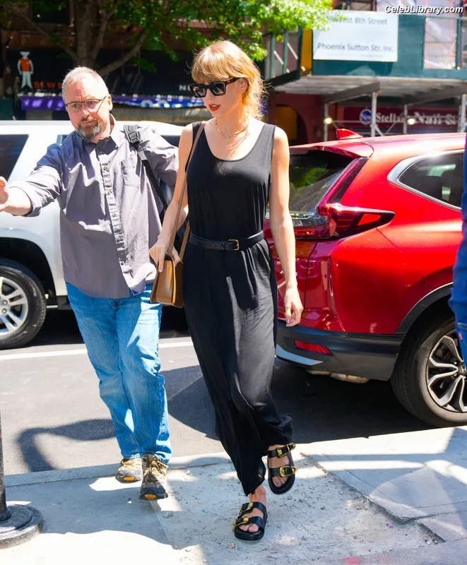 Taylor Swift photo 9 of 4190