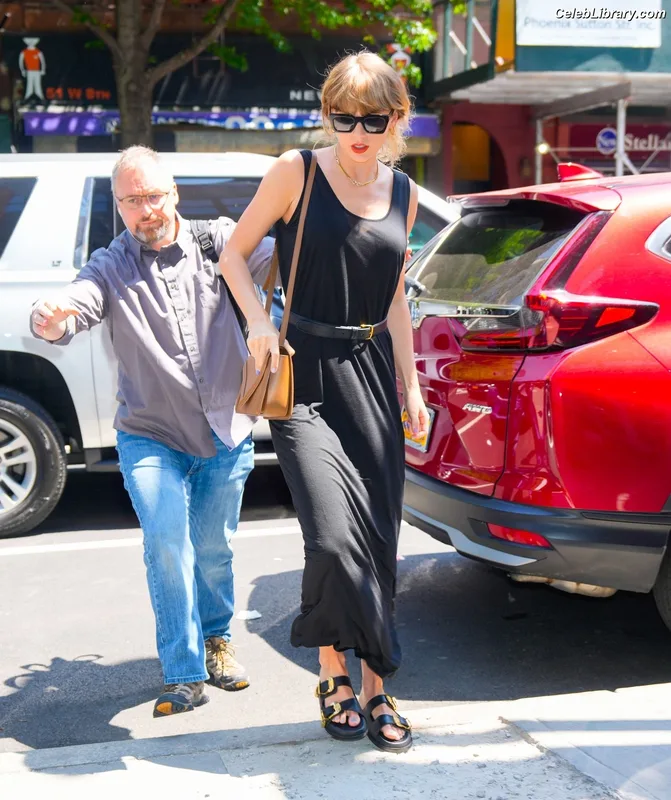 Taylor Swift photo 11 of 4190