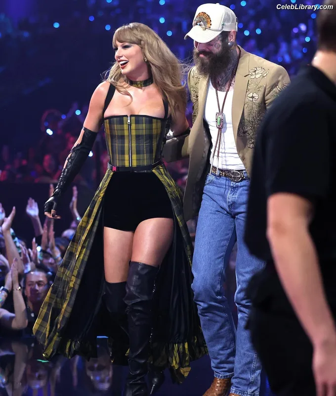 Taylor Swift photo 10 of 4190