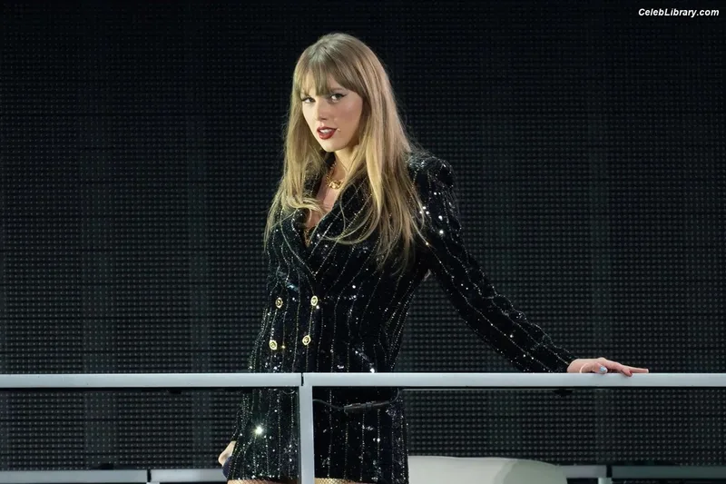 Taylor Swift photo 16 of 4190