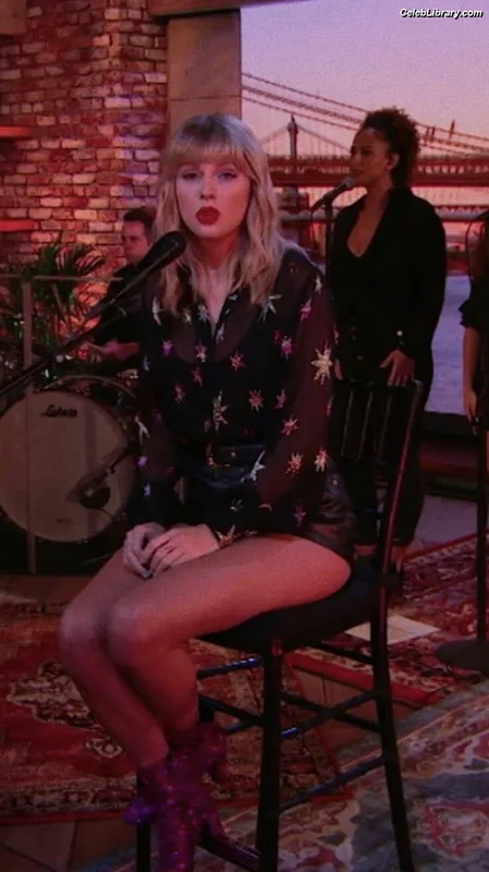 Taylor Swift photo 24 of 4190