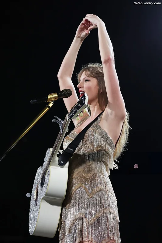 Taylor Swift photo 10 of 4190