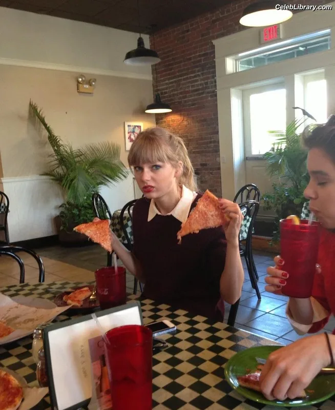 Taylor Swift photo 10 of 4190