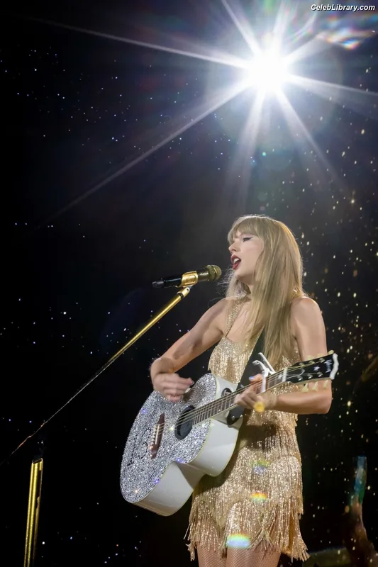 Taylor Swift photo 1 of 4190
