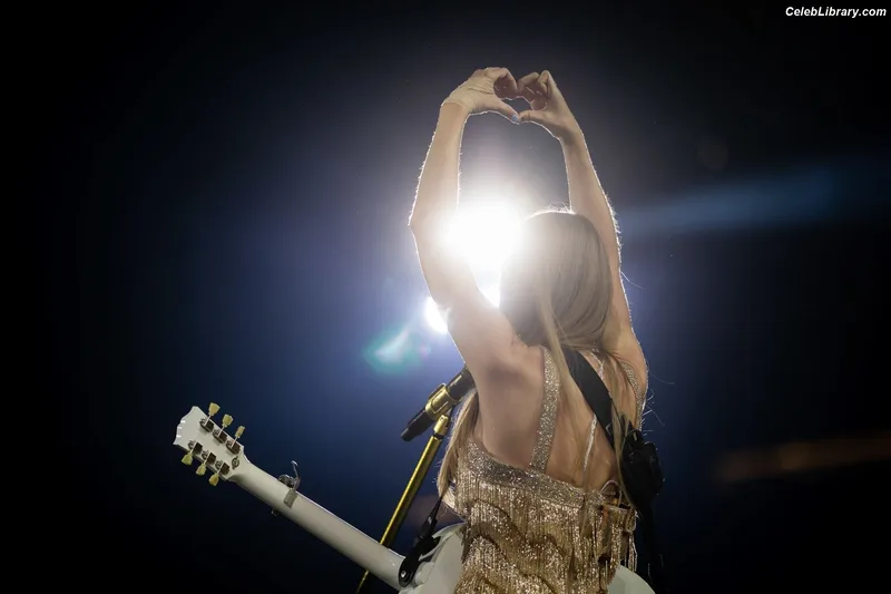 Taylor Swift photo 9 of 4190