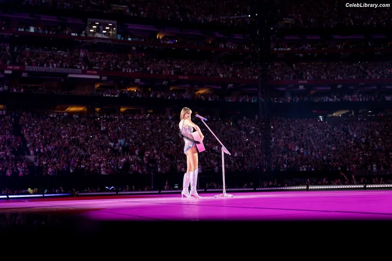 Taylor Swift photo 15 of 4190
