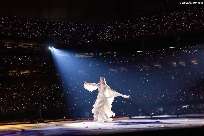 Taylor Swift photo 22 of 4190
