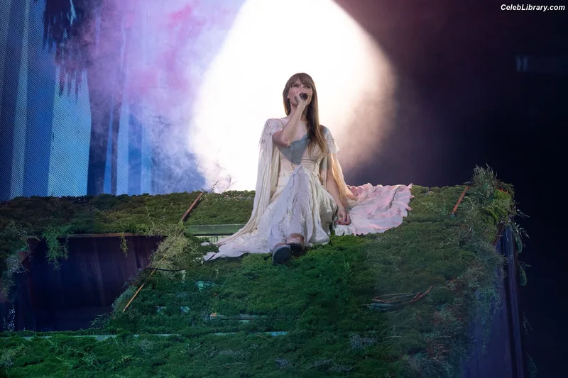 Taylor Swift photo 23 of 4190
