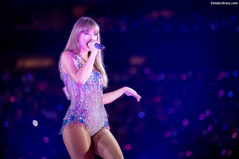 Taylor Swift photo 24 of 4190