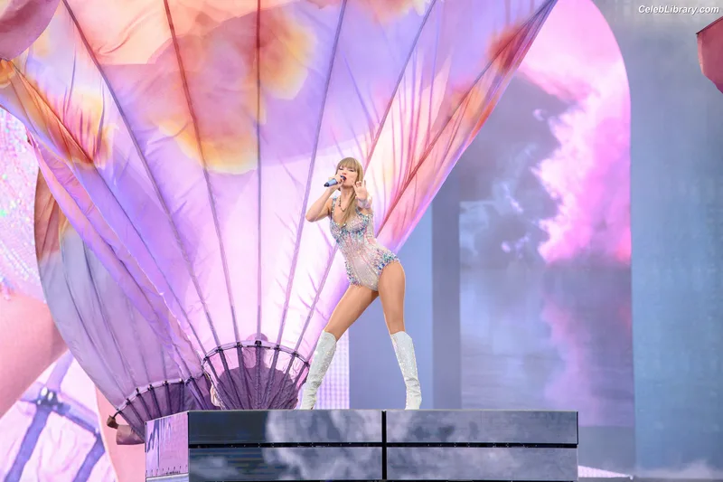 Taylor Swift photo 14 of 4190