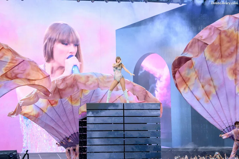 Taylor Swift photo 19 of 4190
