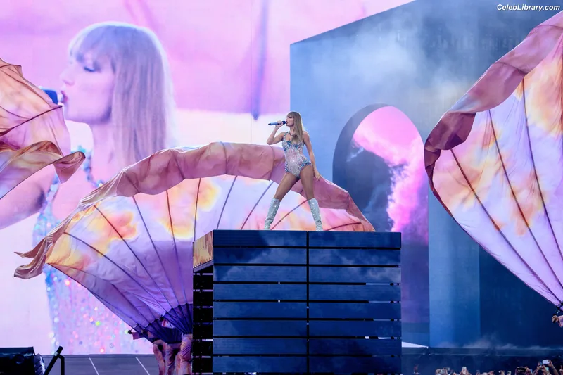 Taylor Swift photo 2 of 4190