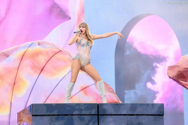 Taylor Swift photo 16 of 4190