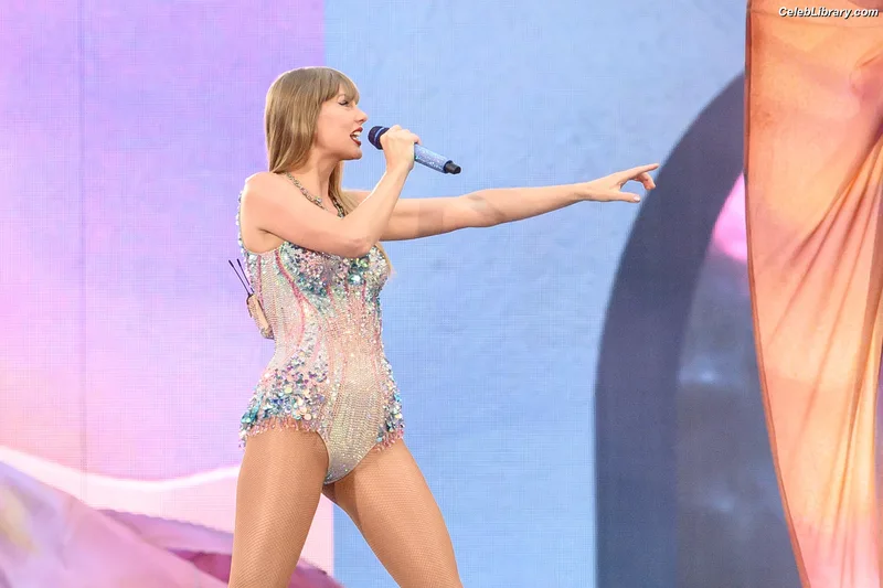 Taylor Swift photo 16 of 4190