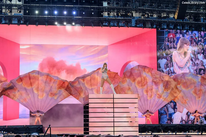 Taylor Swift photo 18 of 4190