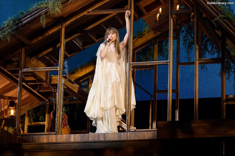 Taylor Swift photo 22 of 4190
