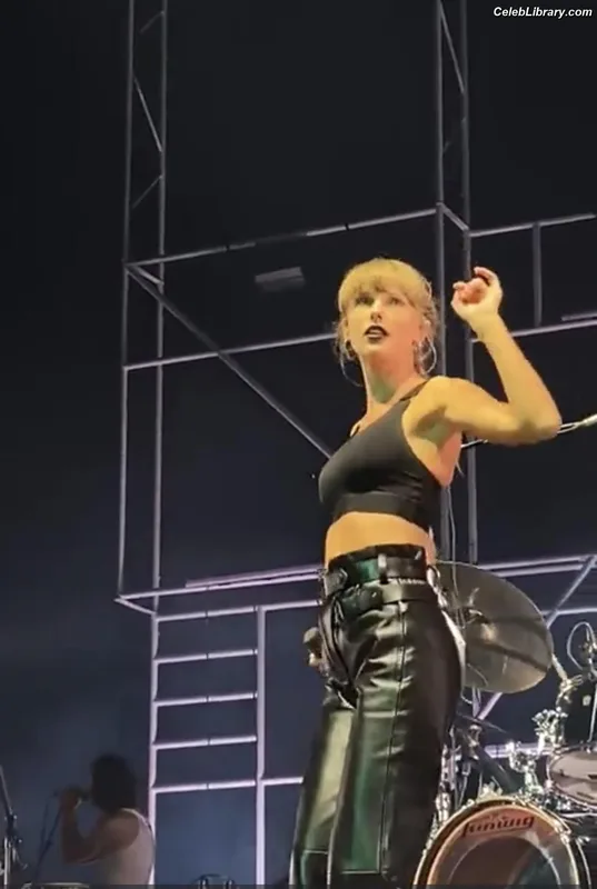Taylor Swift photo 4 of 4190