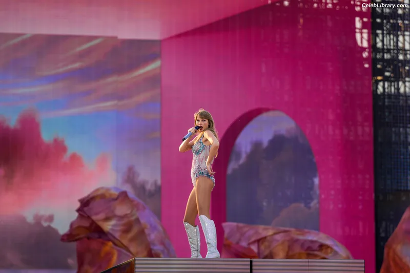 Taylor Swift photo 24 of 4190