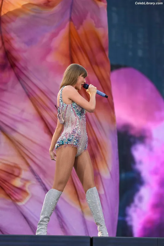 Taylor Swift photo 11 of 4190