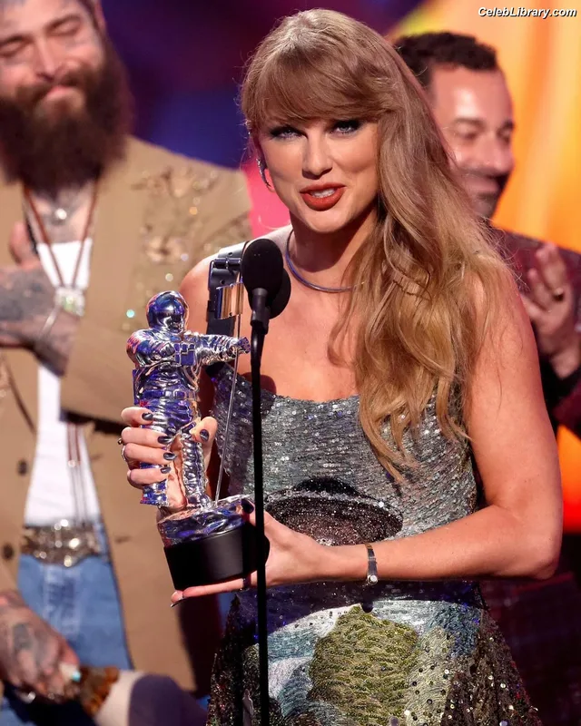 Taylor Swift photo 10 of 4190