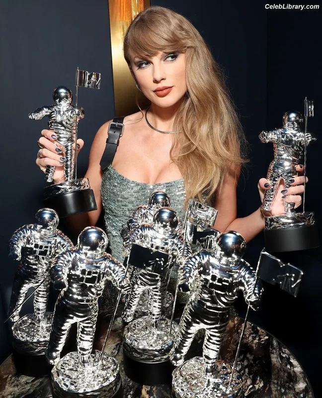 Taylor Swift photo 24 of 4190