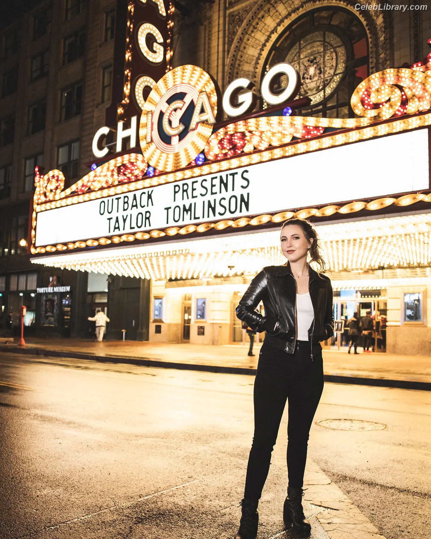 Taylor Tomlinson photo 3 of 212
