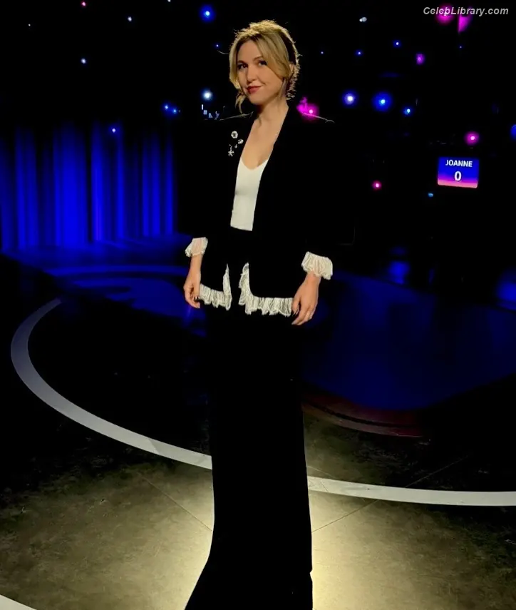 Taylor Tomlinson photo 14 of 212
