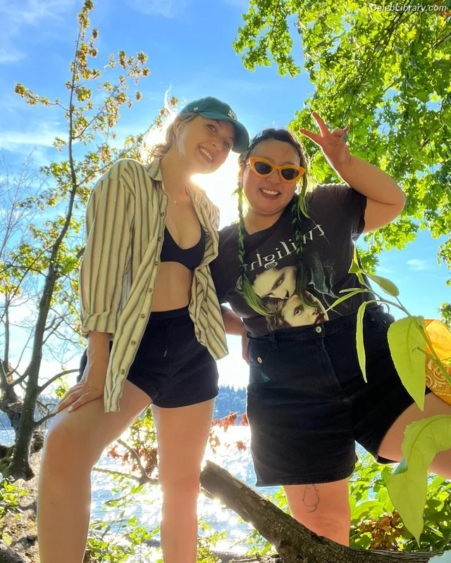 Taylor Tomlinson photo 12 of 213