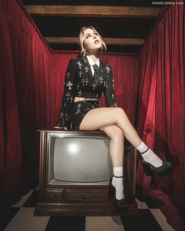 Taylor Tomlinson photo 13 of 213