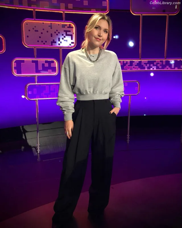 Taylor Tomlinson photo 21 of 213