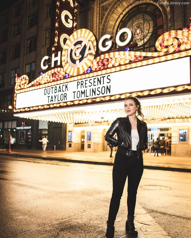 Taylor Tomlinson photo 3 of 213
