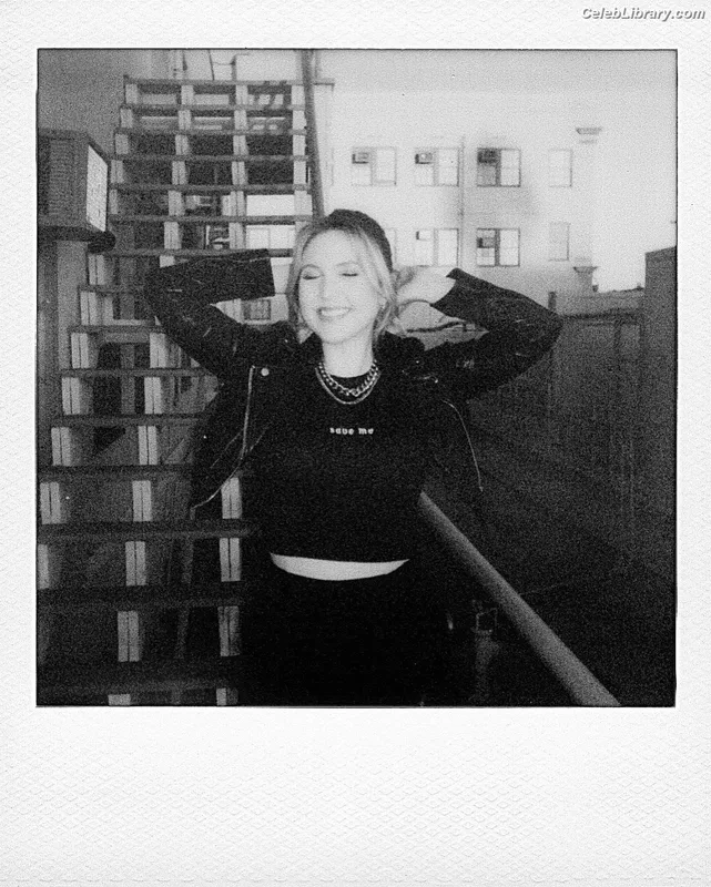 Taylor Tomlinson photo 6 of 213