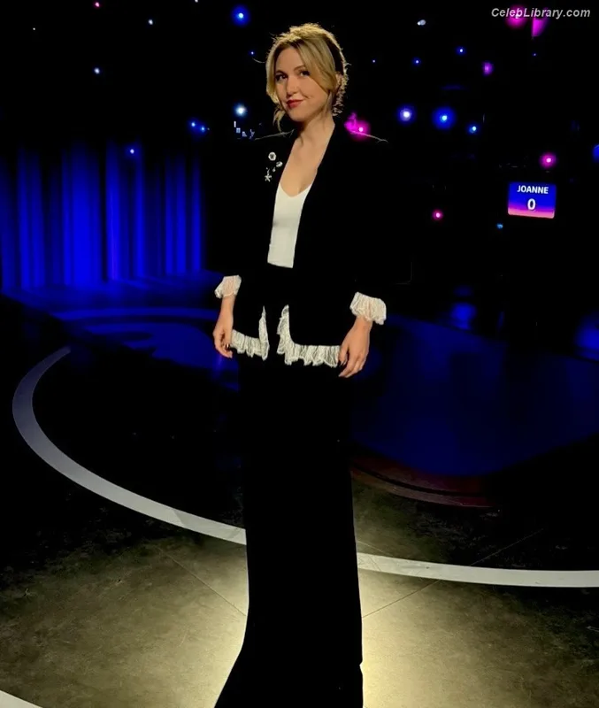 Taylor Tomlinson photo 14 of 213