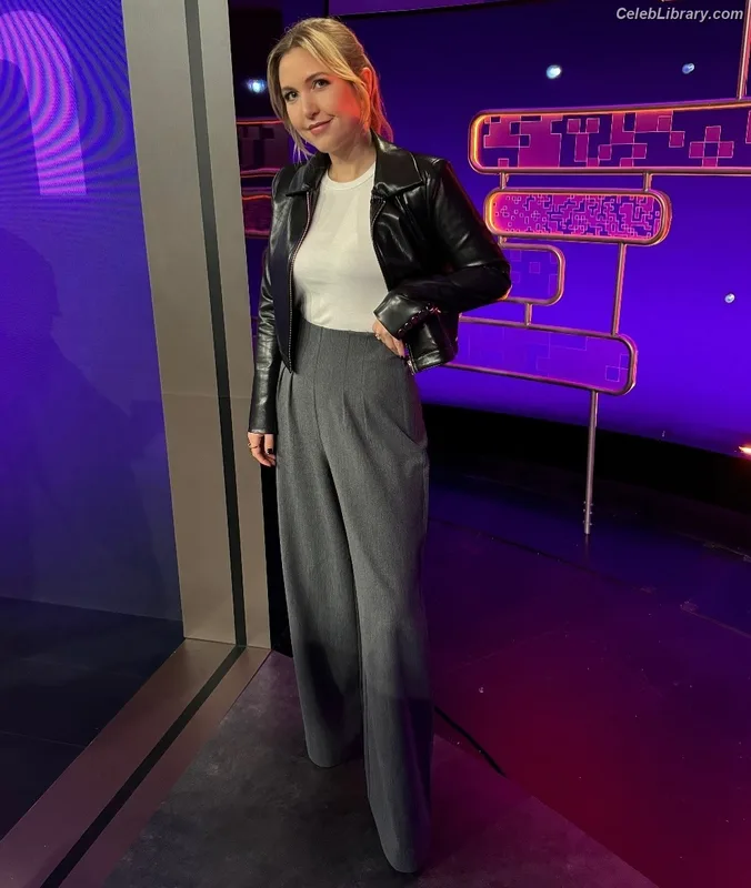 Taylor Tomlinson photo 15 of 213