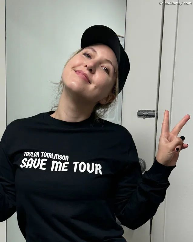 Taylor Tomlinson photo 17 of 213