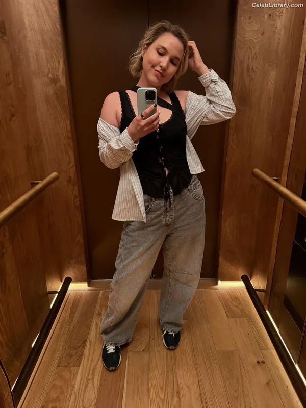 Taylor Tomlinson photo 5 of 213