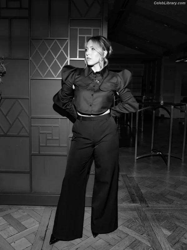 Taylor Tomlinson photo 13 of 213