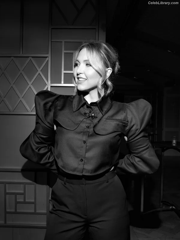 Taylor Tomlinson photo 14 of 213