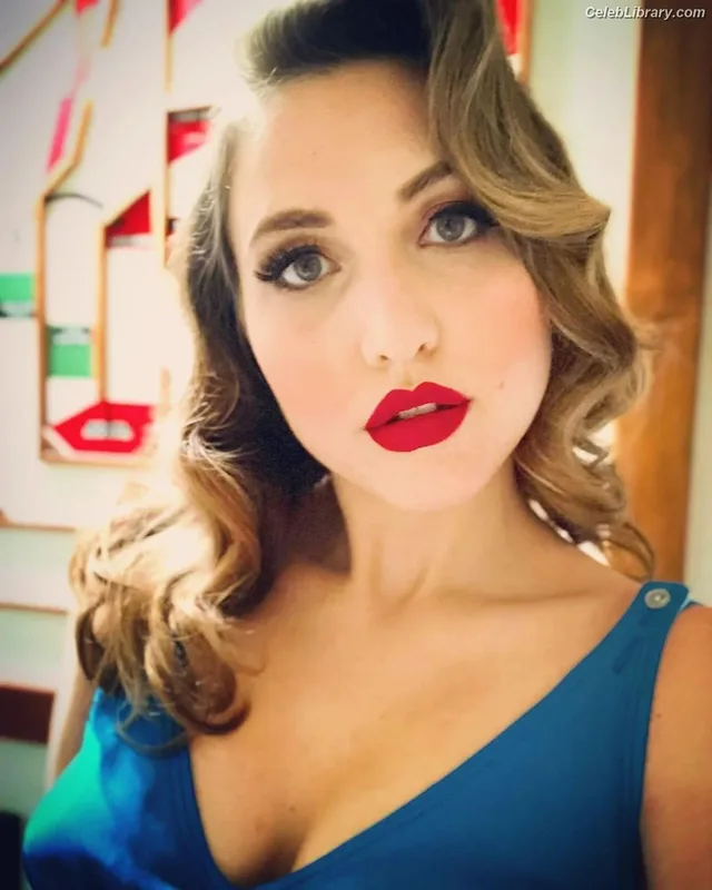 Taylor Tomlinson photo 15 of 213