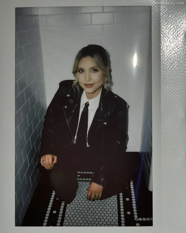 Taylor Tomlinson photo 18 of 213