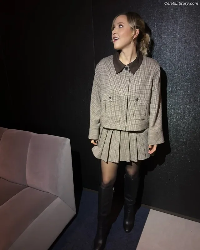 Taylor Tomlinson photo 20 of 213