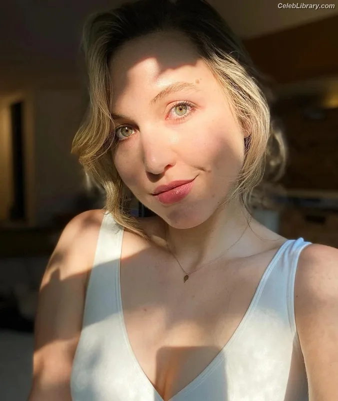 Taylor Tomlinson photo 2 of 213