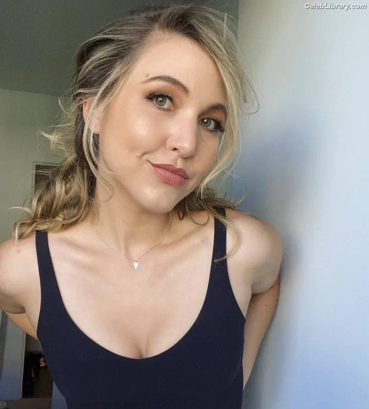 Taylor Tomlinson photo 15 of 213