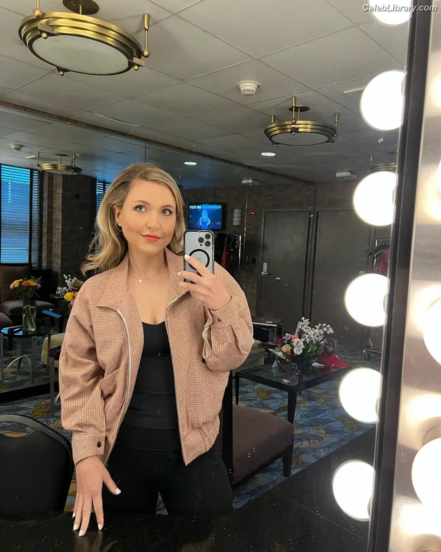 Taylor Tomlinson photo 19 of 213