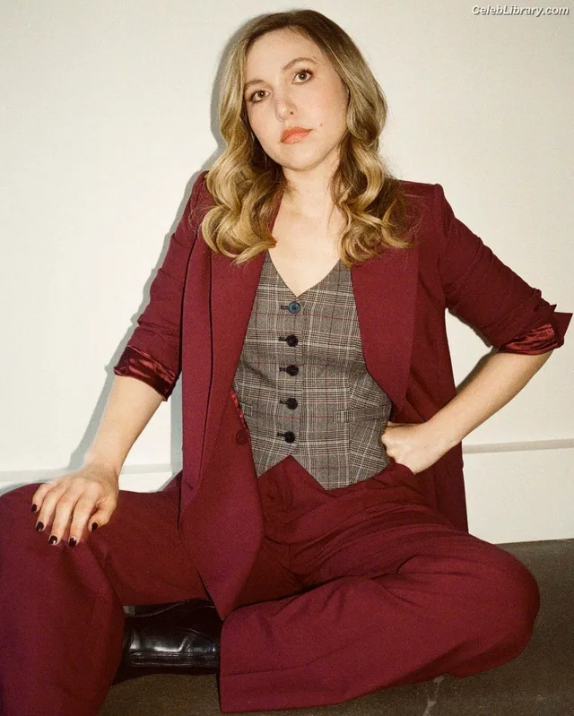 Taylor Tomlinson photo 16 of 213