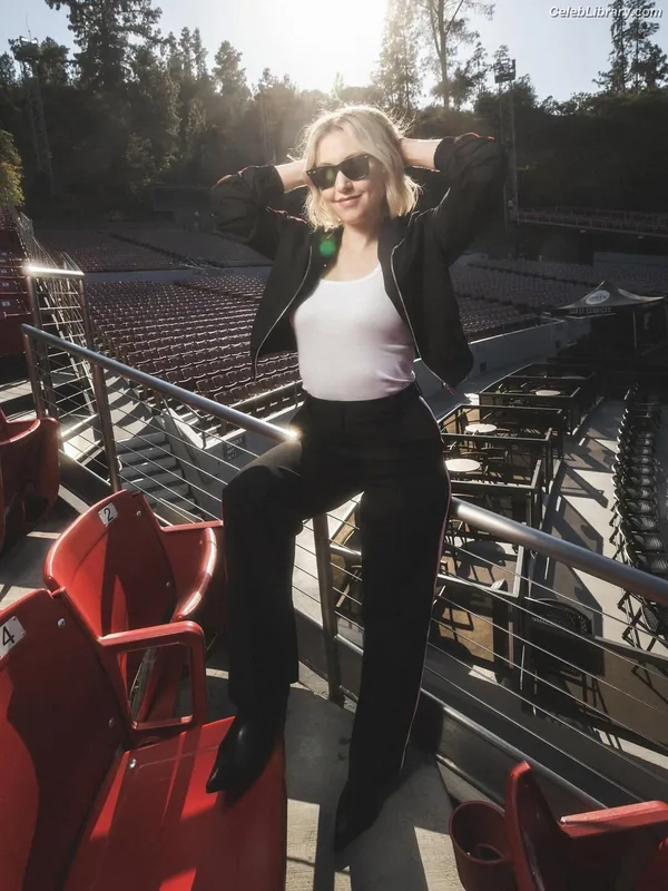 Taylor Tomlinson photo 13 of 213