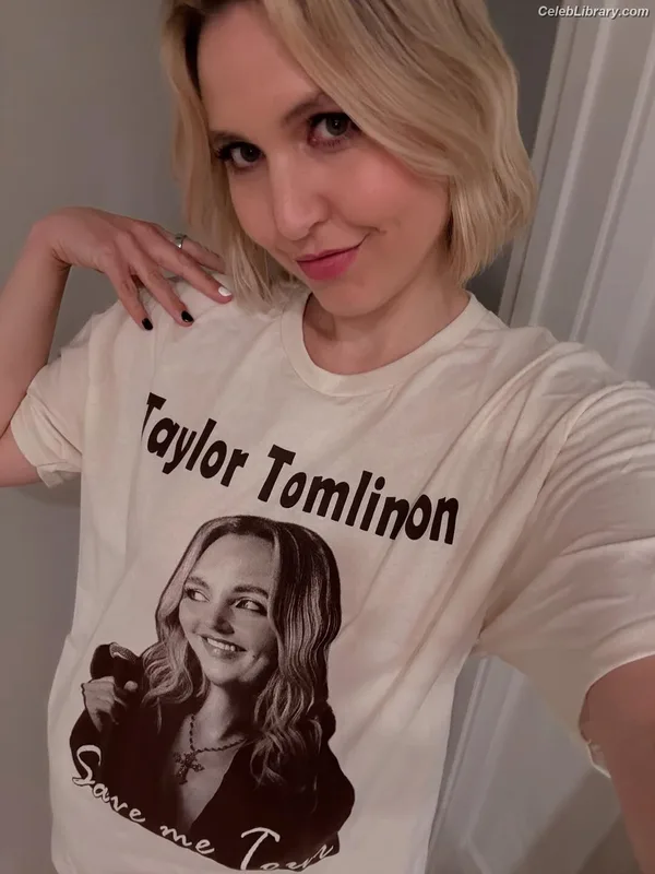 Taylor Tomlinson photo 14 of 213